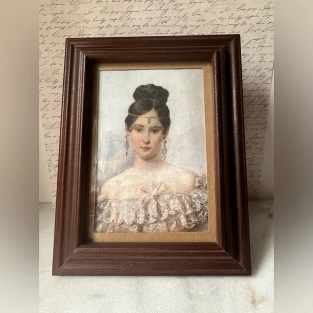 Vintage wooden picture frame 7”x9”